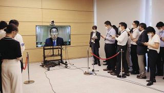 「オンラインなのに密、奇妙だ」「昭和か」岸田首相取材の不自然さにネット上で揶揄