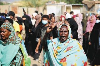 ２５日、スーダン首都ハルツームで、軍を非難し抗議する人々（ＡＰ）