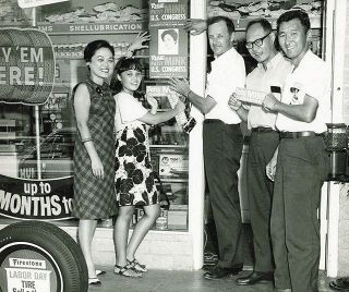 １９６６年選挙で、夫のジョン（中央）、娘のグウェンドリン（左から２人目）とガススタンドに選挙ポスターを貼るミンク＝Ｐａｔｓｙ　Ｔ．Ｍｉｎｋ　Ｐａｐｅｒｓ，　Ｍａｎｕｓｃｒｉｐｔ　Ｄｉｖｉｓｉｏｎ，　Ｌｉｂｒａｒｙ　ｏｆ　Ｃｏｎｇｒｅｓｓ（グウェンドリンさん提供）