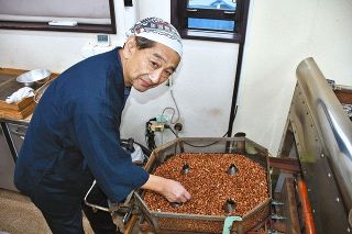 木更津の「かずさ屋」鈴木久登志社長　台風被害の千葉支援　落花生焼酎に原料提供