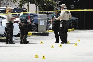 米フロリダで銃乱射…2人死亡、20人以上負傷「3人組が無差別発砲」と地元警察