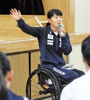 パラカヌー・瀬立モニカ選手「地元でメダル取る」　母校・江東の中学校でゲスト講師