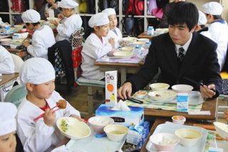 高校生考案の「和の給食」　富士の小学校でお披露目