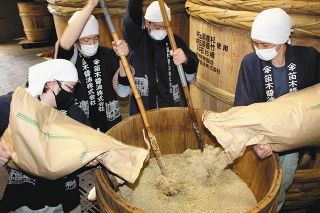 川島の笛木醤油　伝統の木桶で「春仕込み」　直売店などで限定販売　小川町の無農薬大豆など使用