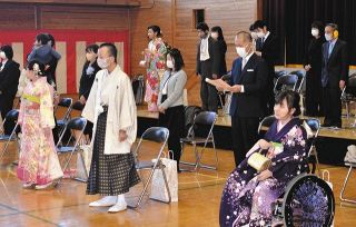 特別支援学校で門出祝う　太田で卒業生対象の成人式
