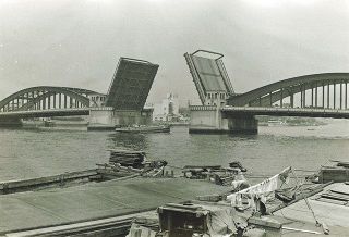 中央部が開橋した勝鬨橋を船が通過している＝中央区立京橋図書館提供
