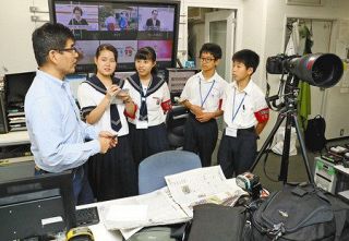 「新聞と向き合う姿 肌で」　台東の中学生が本紙見学