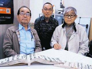 寄席を支える（左から）柴田紀和夫さん、藤井岳美さん、石田隆則さん