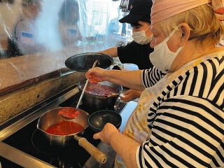 ウクライナの「優しい味」に笑顔　郷土料理で平和に思いはせ　鎌倉の避難女性が振る舞う