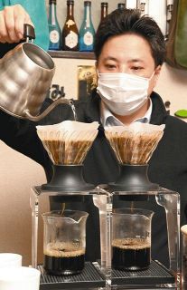コーヒーを入れる蔵前「カクウチカフェフタバ」の関明泰さん