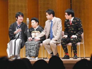 昨年１月、浅草公会堂の舞台で若手芸人に囲まれる内海桂子さん（左から２番目）
