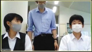 青ケ島からオンライン授業に参加するもみじさん（左）、詠太郎くん（右）。中央は金子先生