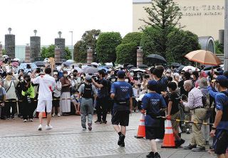 公道で聖火リレー「密」防げず…茨城県内で開始、初日90人駆ける　感染拡大を不安の声も