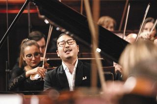 第１８回ショパン国際ピアノ・コンクールの本選で演奏する反田恭平さん＝１８日、ポーランド・ワルシャワ©Ｗｏｊｃｉｅｃｈ　Ｇｒｚｅｄｚｉｎｓｋｉ／Ｄａｒｅｋ　Ｇｏｌｉｋ（ＮＩＦＣ）