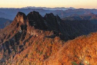 朝日を浴びて紅に染まりゆく木々　日本三大奇景の妙義山で紅葉が見頃