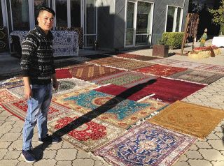 タジキスタンの首都ドゥシャンベの市場に並ぶ地元産綿のじゅうたん＝小柳悠志撮影