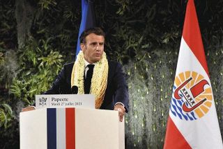 フランス領ポリネシアのタヒチ島で７月２７日、演説するマクロン大統領＝ＡＰ