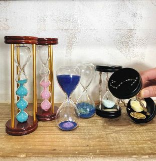真ん中が売れ筋１位の「２色砂時計」、左が２位「フレンチ砂時計」、右が３位「星座砂時計」。いずれも３分計測
