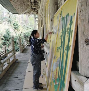 　国上寺の本堂に飾られる絵を描く木村さん＝新潟県燕市で（本人提供）