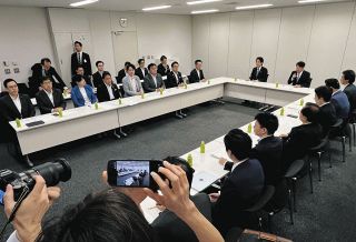 与党は「食料品消費税1％」、野党は「給付措置」主張…「国民会議」は議論平行線で取りまとめ困難な情勢に