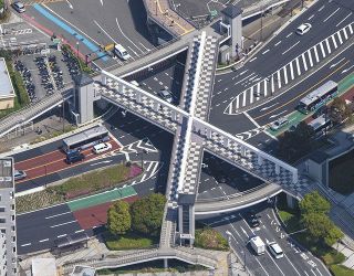 横須賀市の歩道橋「ベイウォーク汐入」＝いずれも本社ヘリ「おおづる」から