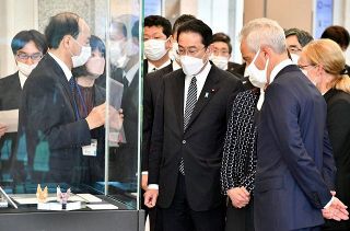 岸田首相、ロシアによる核使用は「絶対にあってはならない」　米国大使と広島の平和記念公園訪問
