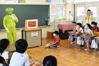 カマキリ先生が教えるよ　元中学校長、大熊さんの昆虫授業　加須・三俣小