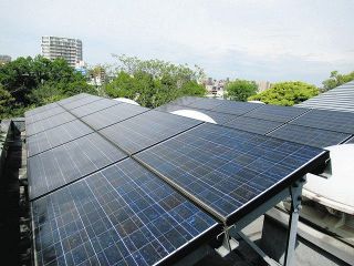 東京都は都有施設でも太陽光発電パネルの設置を進めている＝台東区の上野動物園内で（東京都提供）