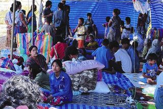 タイ・ターク県で２３日、ミャンマー国軍の攻撃から逃れ、国境を越えて避難したカイン州の村人たち＝ミャンマーメディアＤＶＢ提供