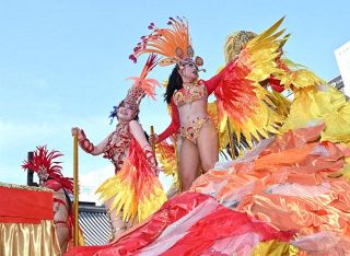 今夏最高気温の中、浅草サンバカーニバル