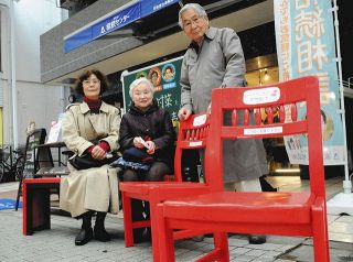 赤い椅子の輪　阿佐ケ谷駅周辺・住民グループ　はずむ会話 広がる笑顔