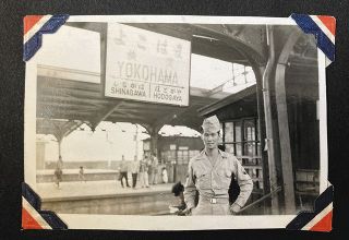 終戦後、米軍兵として日本に派遣されたオカさん。当時の写真をアルバムに収めている