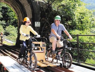 自転車型トロッコで日本最短だった樽沢トンネルを通過できる＝東吾妻町で
