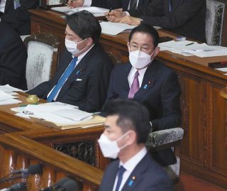 衆院本会議で立憲民主党の泉代表の代表質問を聞く岸田首相（右）