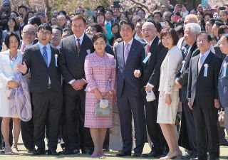 「桜を見る会」で招待客と記念写真に納まる安倍首相（中央） ＝2019年4月13日
