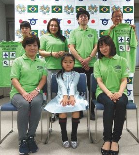 緑のポロシャツ　気軽に声掛けて　大田区の「ウエルカムボランティア」
