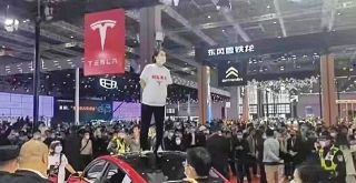 電気自動車大手の米テスラに中国で逆風　展示会で「ブレーキ利かない」と乱入騒動