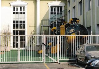 中国で高額の私立幼稚園が突如閉園したワケ　若者たちはマックで…　急激な少子化、変わる結婚の価値観　