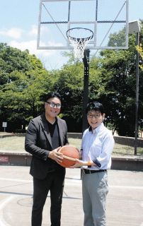 バスケと出会え感謝　Bリーグ「越谷アルファーズ」上原社長　地元・牛久市にゴール寄贈　スポ少恩師と完成喜ぶ