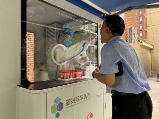 ﻿北京市のマンション敷地内に設置された検査所で5月31日、PCR検査を受ける男性