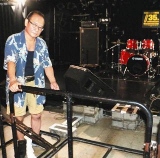 ステージと客を離すための柵が置かれた「横浜セブンスアベニュー」で、ライブハウスの苦境を語る椙江さん＝横浜市中区で 
