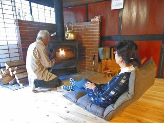 寒い季節は薪（まき）ストーブを使っている。薪は利久さんが山から切り出している＝いずれも長野県辰野町で