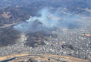 栃木の山火事　「鎮圧状態」と市長　１日に鎮圧宣言、避難勧告解除へ　