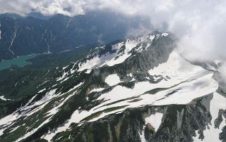 ＜涼を感じて　2022夏＞富山県　立山「内蔵助氷河」　最古の氷、深い寝息