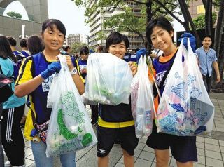 腕競う、ごみ拾い「甲子園」　墨田で２４都道県の高校生参加