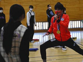 山田優選手に体の運び方を教わる子どもたち
