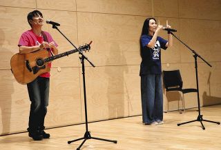 手話で歌や紙芝居 拍手は 手を挙げ ひらひら 荒川でイベント 理解深める 東京新聞 Tokyo Web