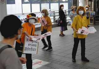 「選挙に行こう」登戸駅前で呼びかけ　川崎市内の女性グループ「まったくの会」