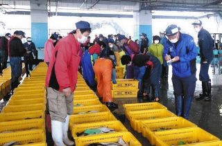 松川浦漁港で水揚げされたばかりの魚が次々と競りにかけられていく＝福島県相馬市の相馬原釜地方卸売市場