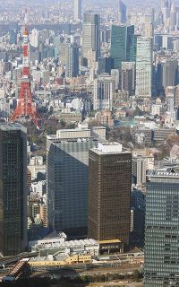 今夏にも取り壊しが始まる世界貿易センタービル（手前中央右）。最上階に展望台「シーサイド・トップ」がある。奥左は東京タワー＝東京都港区で